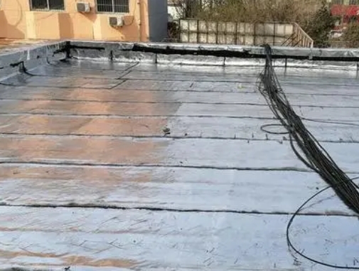 酒泉市卫生间漏水维修公司分享下酒泉市屋面楼顶防水刚性防水层施工要点。